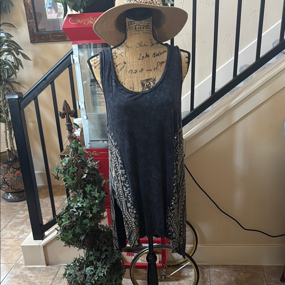 Vocal Women's Black and White Sleeveless Top